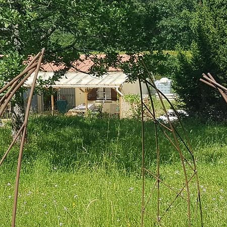 Lovely 2-Bed Shepherds Hut In A Forest Sougeres-en-Puisaye Exterior foto