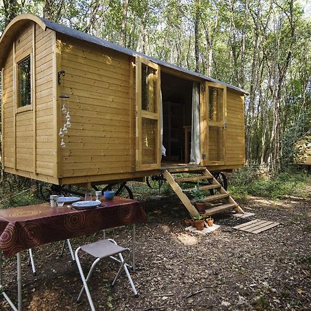 Lovely 2-Bed Shepherds Hut In A Forest Sougeres-en-Puisaye Exterior foto