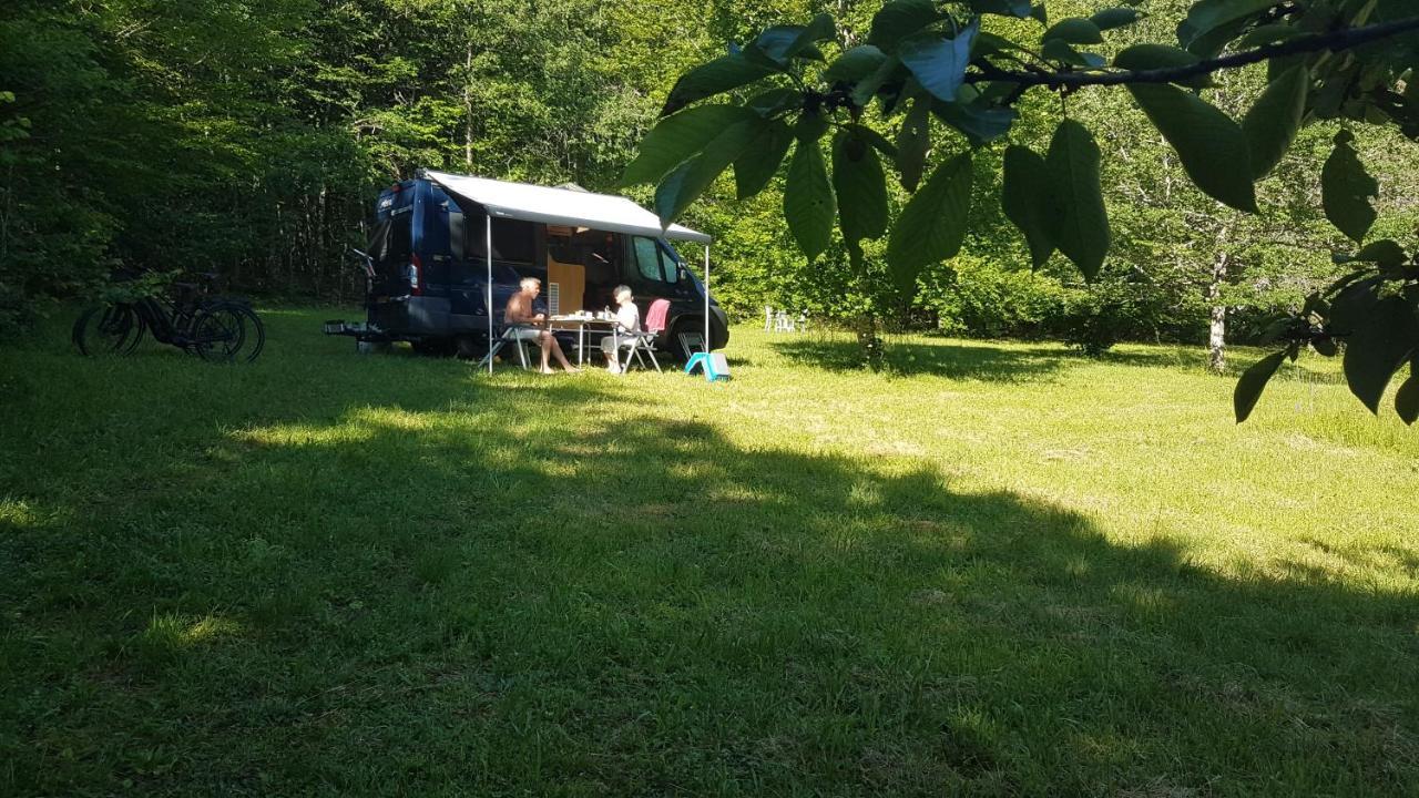 Lovely 2-Bed Shepherds Hut In A Forest Sougeres-en-Puisaye Exterior foto