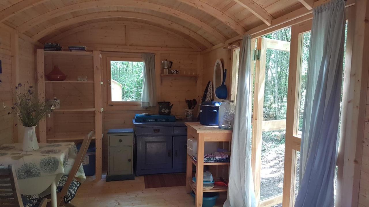 Lovely 2-Bed Shepherds Hut In A Forest Sougeres-en-Puisaye Exterior foto