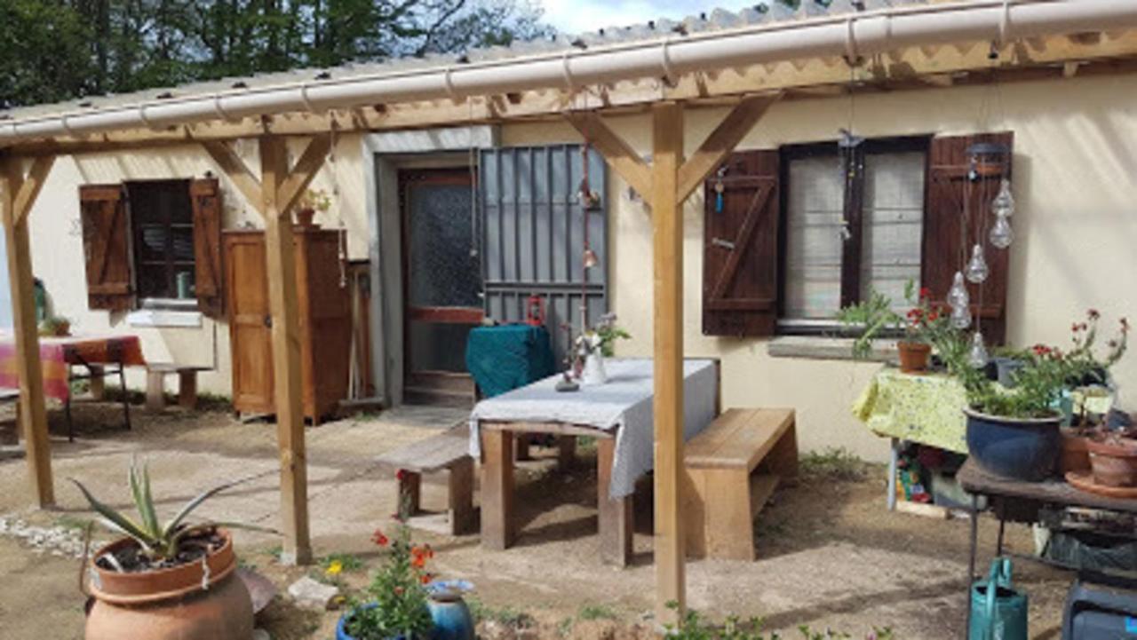 Lovely 2-Bed Shepherds Hut In A Forest Sougeres-en-Puisaye Exterior foto