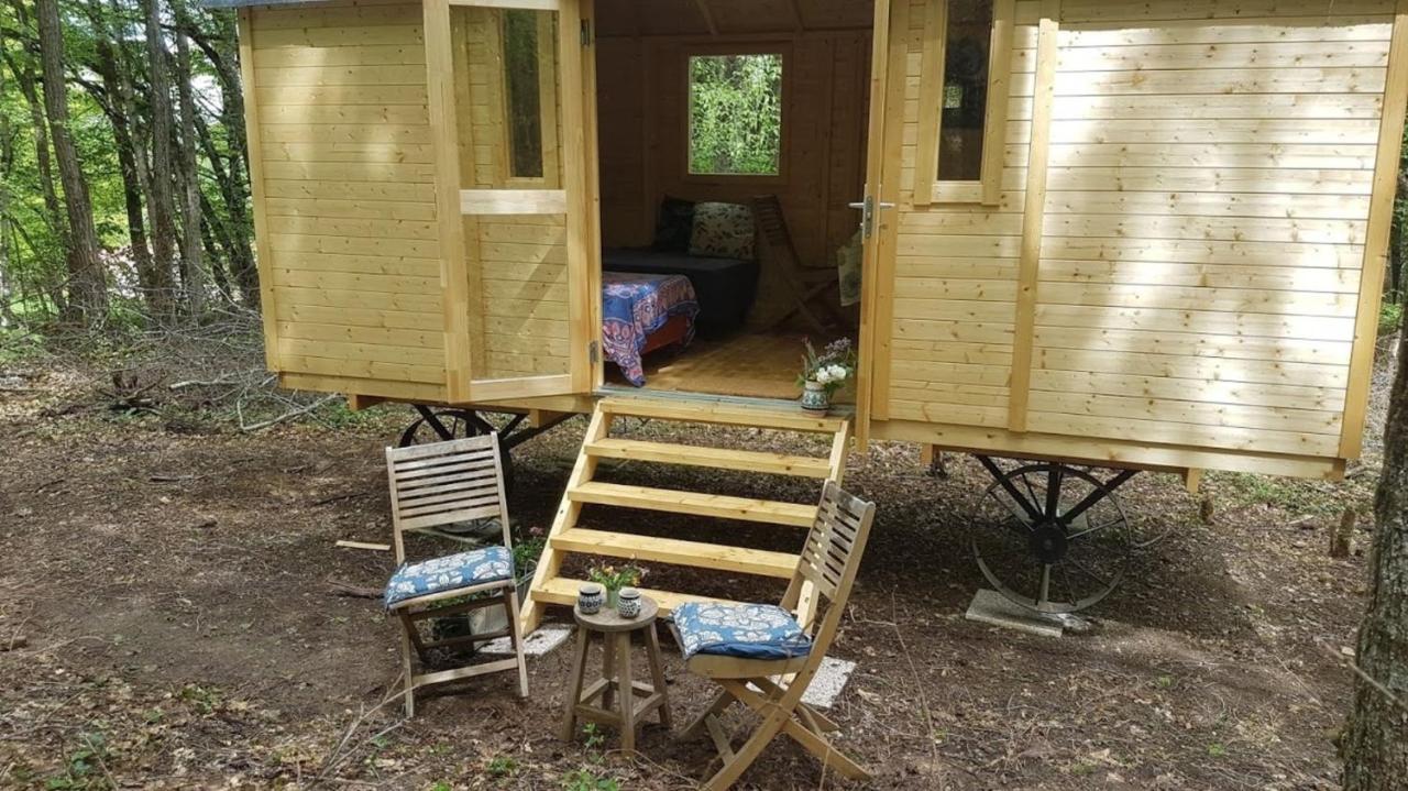 Lovely 2-Bed Shepherds Hut In A Forest Sougeres-en-Puisaye Exterior foto