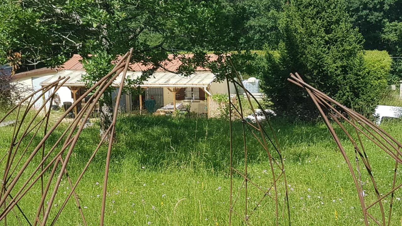 Lovely 2-Bed Shepherds Hut In A Forest Sougeres-en-Puisaye Exterior foto