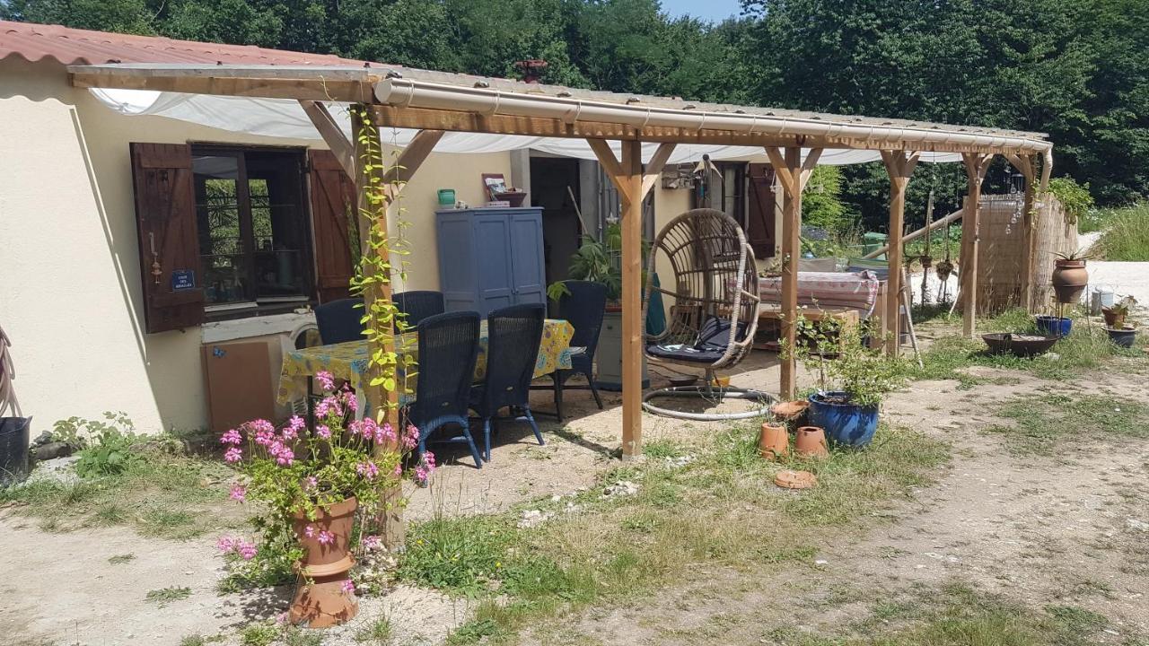 Lovely 2-Bed Shepherds Hut In A Forest Sougeres-en-Puisaye Exterior foto