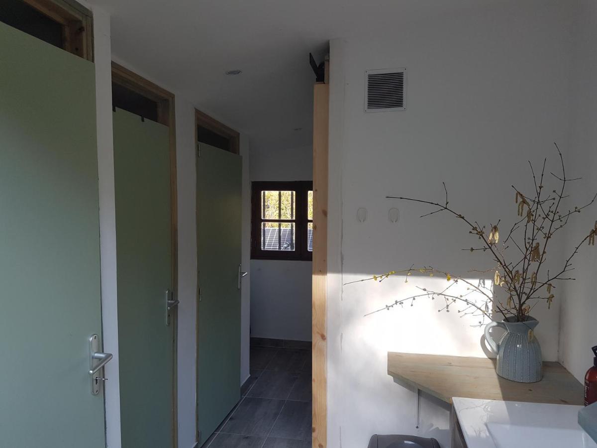Lovely 2-Bed Shepherds Hut In A Forest Sougeres-en-Puisaye Exterior foto